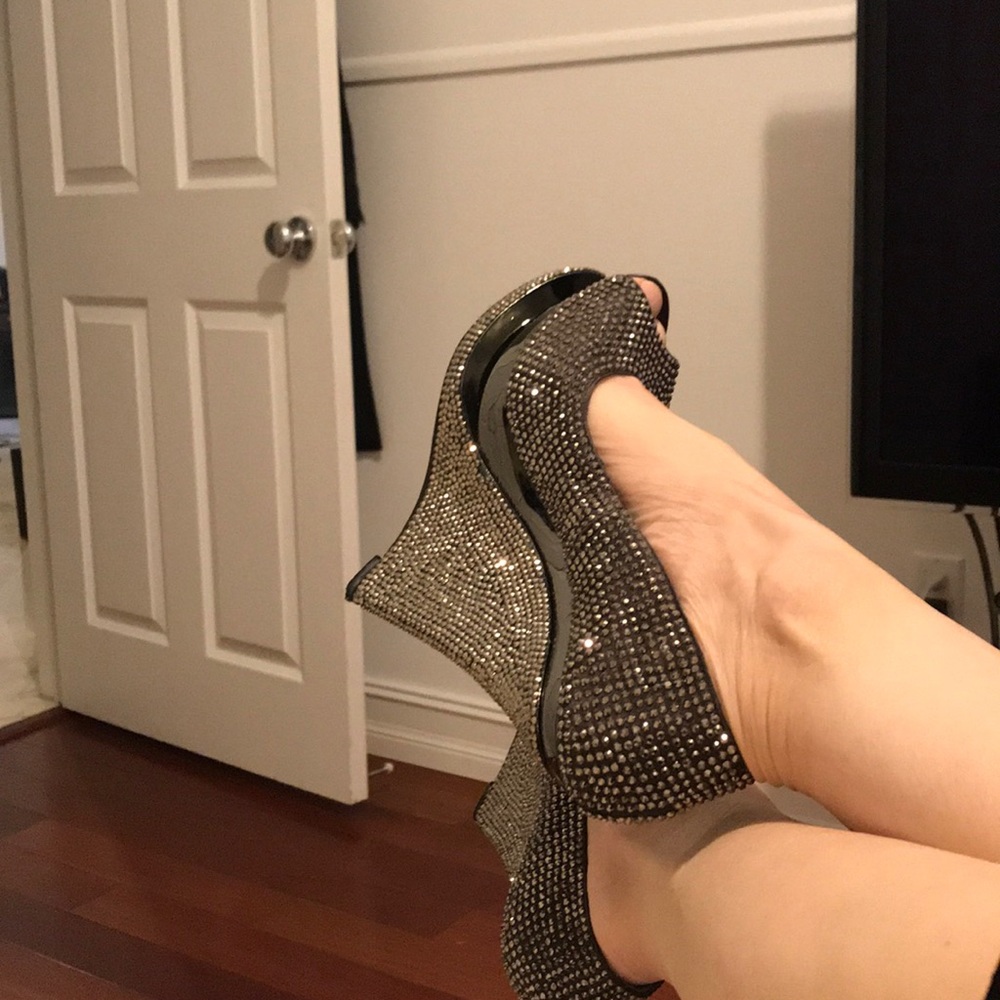 Shoes - Picture 4 of 5